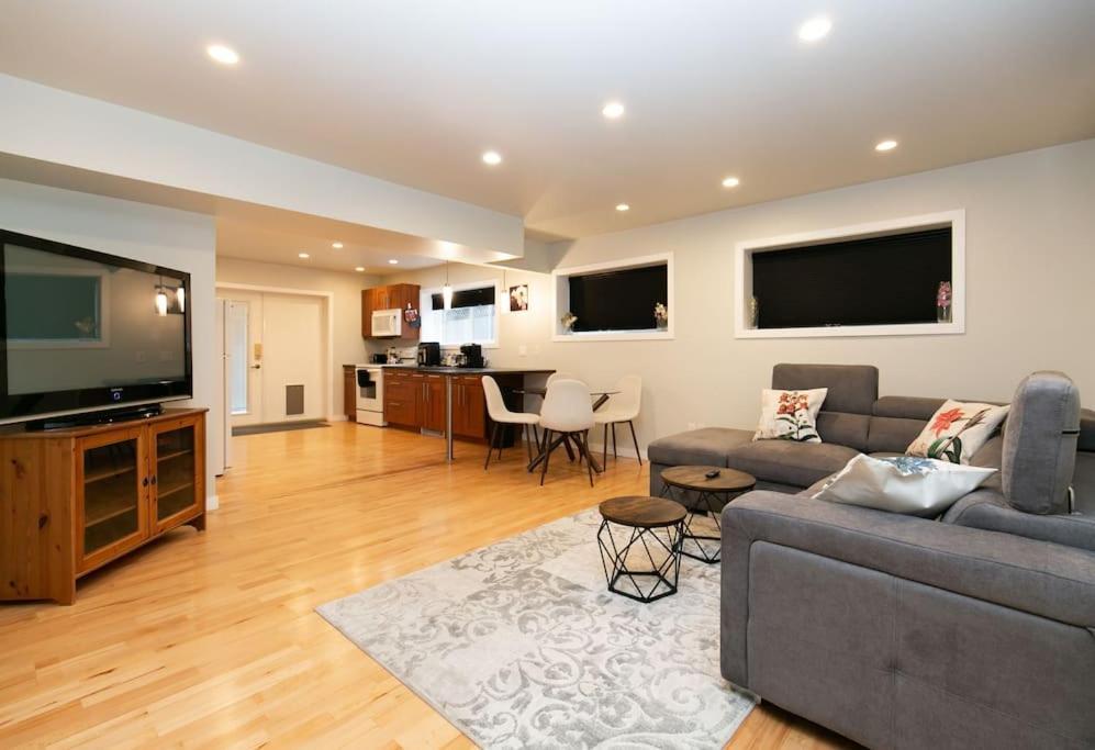 Lovely 1 Bedroom Suite Near Town Victoria Exterior foto